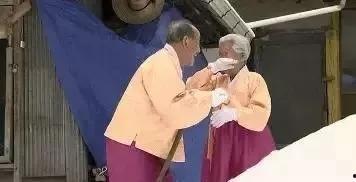 娱乐吃瓜酱爷爷打伞